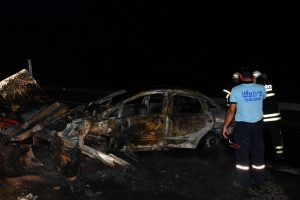 3 kişilik aile, kaza sonrası alev alan otomobilden kurtarıldı