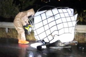 Kamyondan d&uuml;şen varillerde kimyasal inceleme