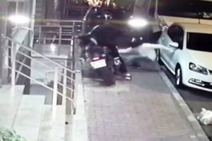 &Ouml;nce test etti, sonra &ccedil;alıp gitti