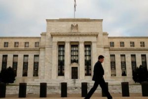 Fed Bej Kitap: Ticarette belirsizliğe karşın ılımlı b&uuml;y&uuml;me s&uuml;r&uuml;yor