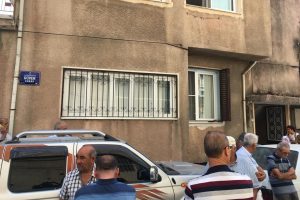 Tuvalette bileklerini kesip intihar etti