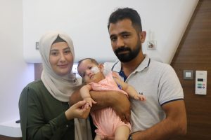 Doktorların 'yaşamaz' dediği Elvin bebek hayata tutundu