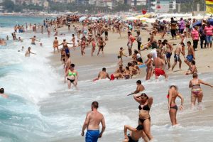 'Antalya, 16 milyon turisti rahat g&ouml;recek'