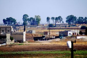 PKK/YPG'li ter&ouml;ristler, sınırda hendek ve t&uuml;nel kazıyor