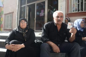 HDP &ouml;n&uuml;ndeki eyleme PKK'nın ka&ccedil;ırdığı polis ve askerlerin aileleri de katıldı