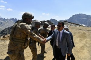 Hakkari Valisi'nden ter&ouml;rden temizlenen dağlardaki g&uuml;venlik g&uuml;&ccedil;lerine ziyaret