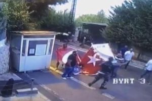 Skandal ifadelerin ardından T&uuml;rk Bayrağı'na b&uuml;y&uuml;k saygısızlık!