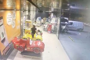3 yaşındaki &ccedil;ocuğun anahtarını &ccedil;evirdiği otomobil markete daldı