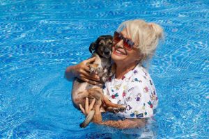 Havuzlu villasını 85 k&ouml;peğe a&ccedil;tı