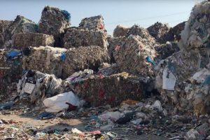 Greenpeace İzmir'deki plastik atıklarla ilgili su&ccedil; duyurusunda bulundu