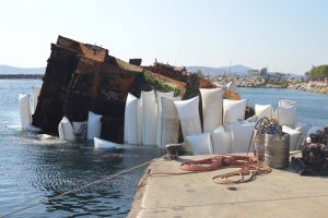 Erdek'de batık geminin son par&ccedil;ası &ccedil;ıkartılıyor