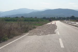 Bursa'da &ccedil;ift&ccedil;iler &ccedil;evre yolunda ay &ccedil;ekirdeği kurutmaya tekrar başladı
