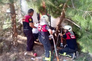 Ara&ccedil;ta sıkışan s&uuml;r&uuml;c&uuml;y&uuml; itfaiye kurtardı