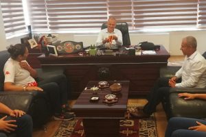 &Ouml;z&ccedil;elik'ten Avrupa şampiyonu G&uuml;neri'ye destek