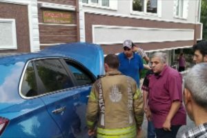 Doğalgaz kutusuna &ccedil;arpan otomobil paniğe neden oldu