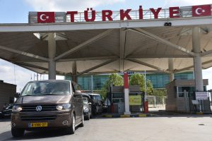 D&ouml;n&uuml;şe ge&ccedil;en gurbet&ccedil;iler, memleket lezzetlerini de g&ouml;t&uuml;r&uuml;yor