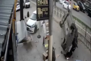 Bursa'da otomobil ile çarpışan araç takla attı
