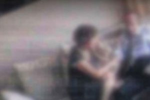 İnternetten tanıştığı adamı darp ettirip &ccedil;ıplak fotoğraflarıyla şantaj yaptı
