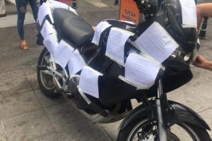 Motosiklet s&uuml;r&uuml;c&uuml;s&uuml;n&uuml;n park inadı esnafı bezdirdi
