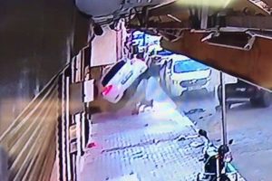 Park halindeki ara&ccedil;lara &ccedil;arpıp apartman boşluğuna u&ccedil;tu