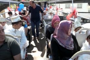 Bursa'da sünnet olan çocuklara üstü açık otobüs ile şehir turu sürprizi