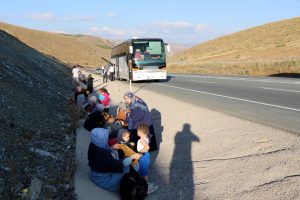 Yolcu otob&uuml;s&uuml; yandı, faciadan d&ouml;n&uuml;ld&uuml;