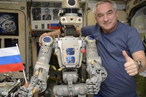 Rusya'nın insansı robotu d&uuml;nyaya d&ouml;nd&uuml;