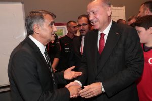 Cumhurbaşkanı Erdoğan, milli takımın soyunma odasını ziyaret etti