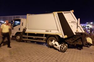 &Ccedil;&ouml;p kamyonunun altıda can verdi