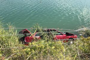 Otomobil g&ouml;lete devrildi: 1 &ouml;l&uuml;, 1 yaralı