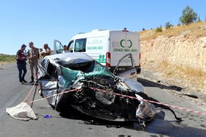Otomobille kamyonet &ccedil;arpıştı: 1 &ouml;l&uuml;, 1 yaralı