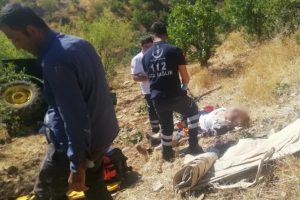 Adıyaman'da trakt&ouml;r takla attı: 1 &ouml;l&uuml;, 1 yaralı