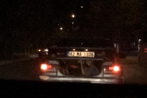 İki &ccedil;ocuğun otomobilin bagajındaki tehlikeli yolculuğu kamerada