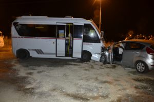 Yolcu minib&uuml;s&uuml; ile otomobil &ccedil;arpıştı: 7 yaralı