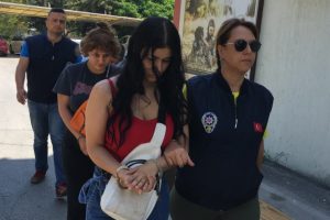 Kız kardeşler dolandırıcılık yaparken yakalandı