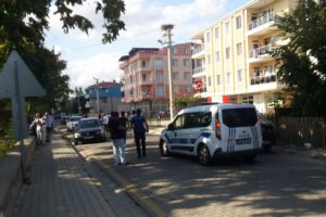 Sağlık ocağı &ouml;n&uuml;nde baltalı kavga