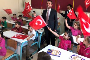 Bursa'da milli bilinci aşılamak için birinci sınıf öğrencilerine bayrak
