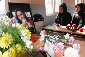 Kazada &ouml;len Burcu &ouml;ğretmen, sınıfında &ccedil;i&ccedil;eklerle anıldı