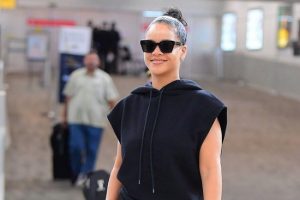Rihanna'nın parmak boyunda &ccedil;antası dikkat &ccedil;ekti