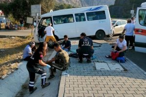 Otomobil ile minib&uuml;s &ccedil;arpıştı: 9 yaralı