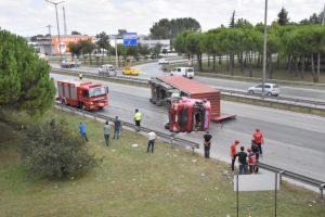 Demir y&uuml;kl&uuml; TIR devrildi, yol ulaşıma kapandı