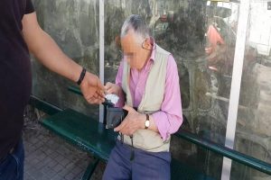 Durakta &ccedil;ocuklara cinsel tacizde bulunan yaşlı adama g&ouml;zaltı