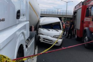 Minib&uuml;s, TIR'a arkadan &ccedil;arptı: 1 &ouml;l&uuml;, 1 yaralı
