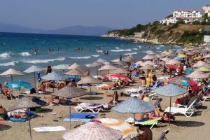 Okullar a&ccedil;ıldı, plajlar turistlere kaldı