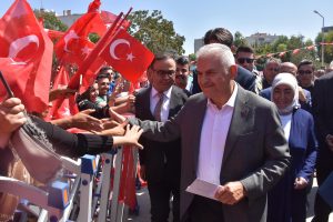 Binali Yıldırım, İzmir'de ilkokulun a&ccedil;ılışını yaptı