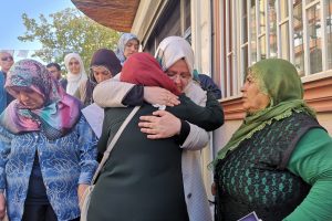 Bakan Sel&ccedil;uk'tan Diyarbakır'da eylem yapan ailelere destek