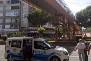 İntihar etmek i&ccedil;in &uuml;st ge&ccedil;ide &ccedil;ıktı: "Yaşamdan bıktım, &ouml;lmek istiyorum"