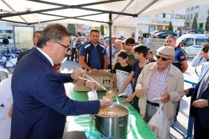 Yozgat Belediyesi'nden bin 500 kişilik aşure ikramı