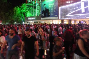 İzmir'de, fuar kapılarının &ouml;nlerinde yoğunluk yaşandı