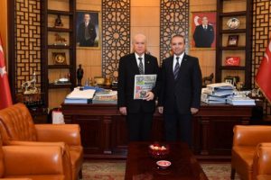 Bah&ccedil;eli'nin basın danışmanı &Ccedil;i&ccedil;ek'ten Arın&ccedil;'a: Truva atı bile değil artık